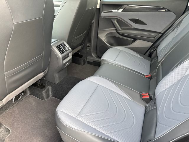 Used 2025 Volkswagen Tiguan SE image 31