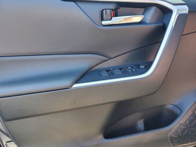Used 2022 Toyota RAV4 SE image 16