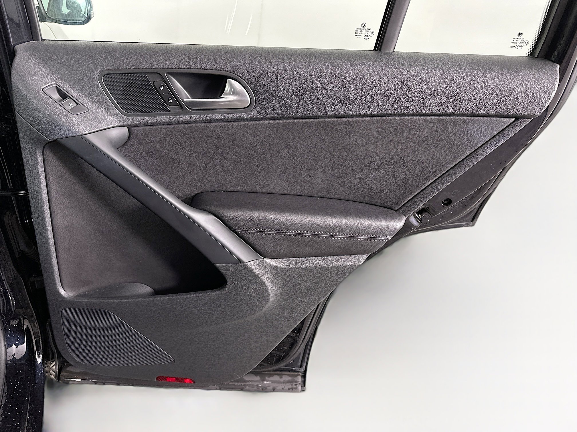 Used 2017 Volkswagen Tiguan S image 28