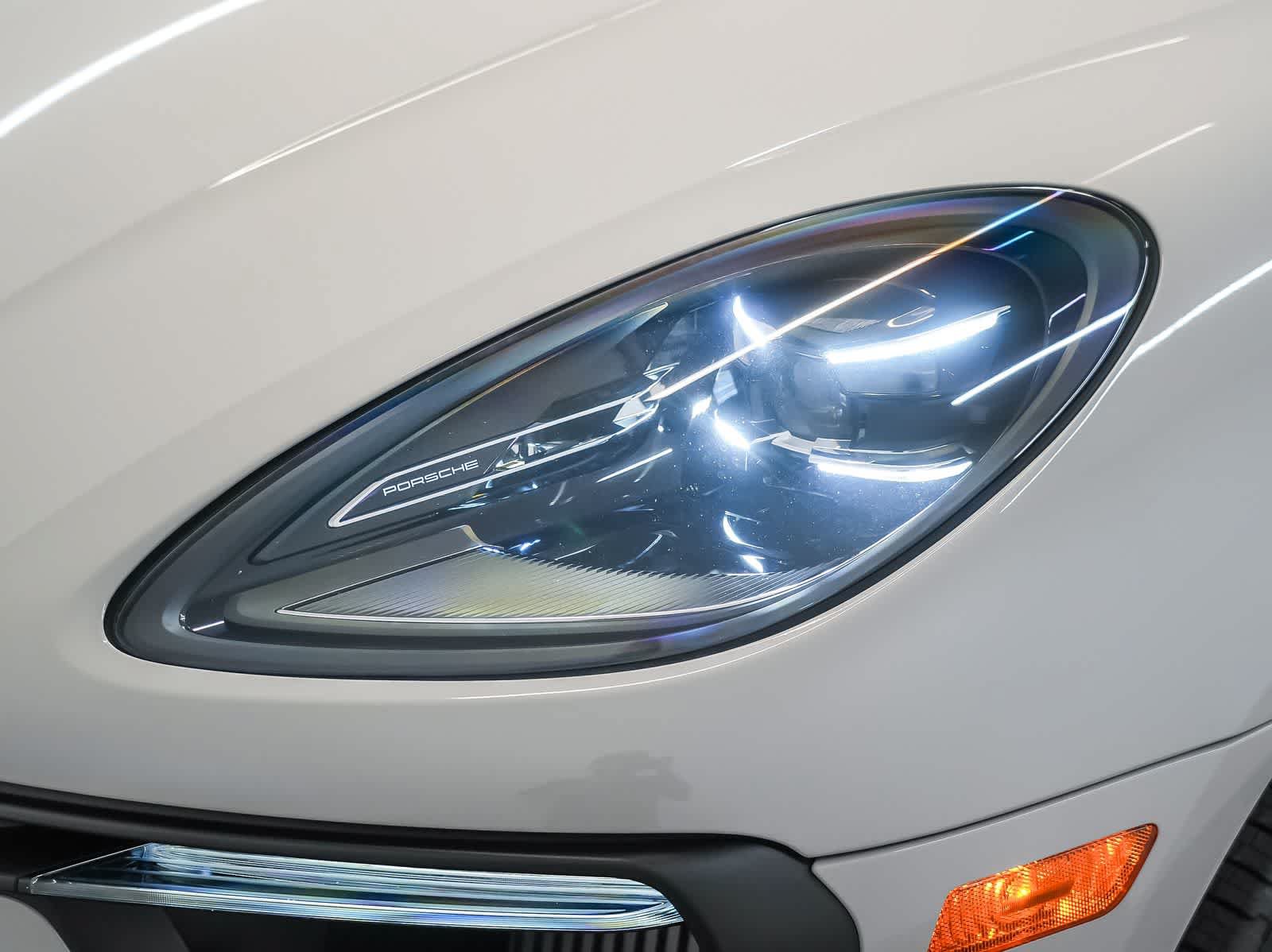 Certified 2024 Porsche Macan S AWD/4WD image 11