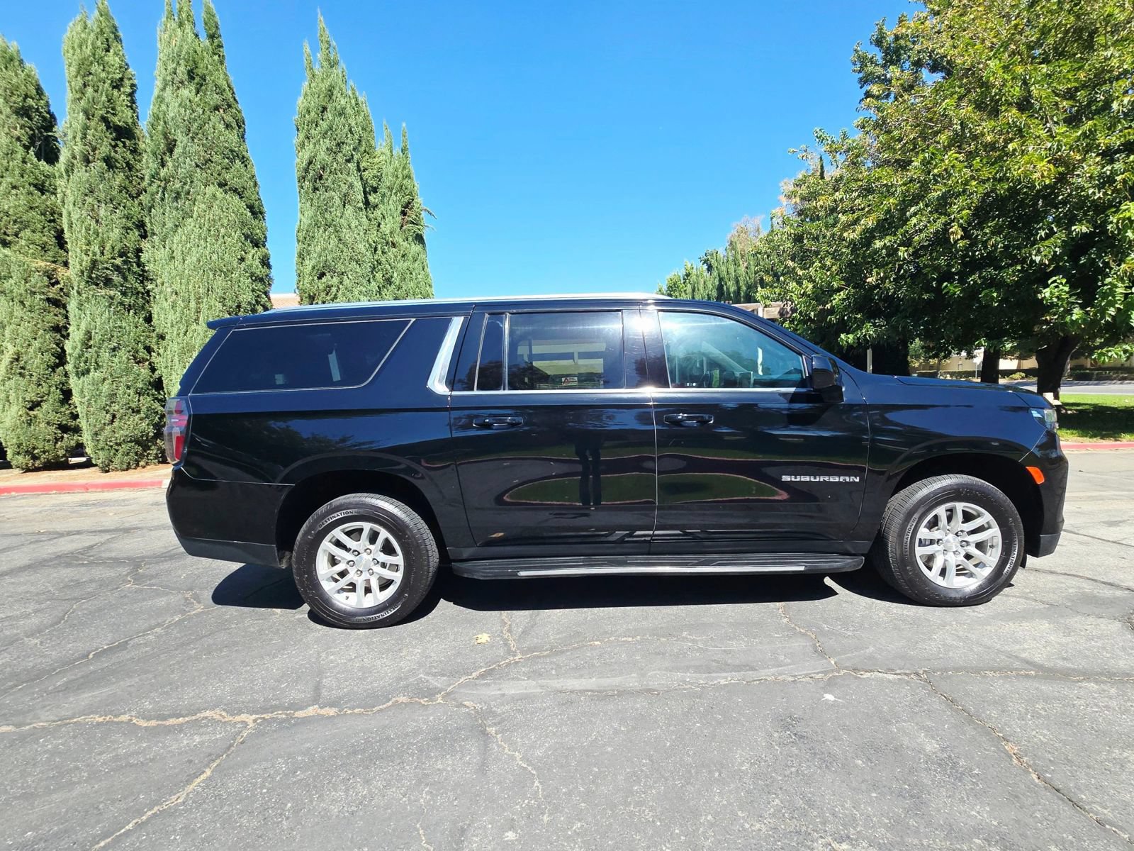 Used 2023 Chevrolet Suburban LT RWD image 5