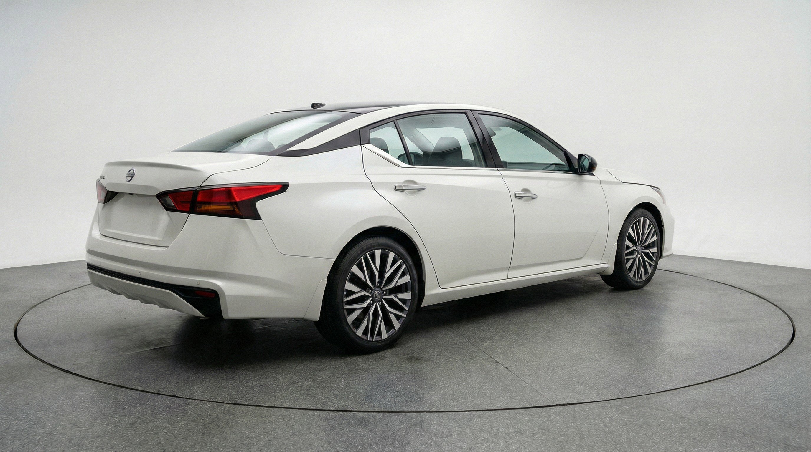 Used 2025 Nissan Altima 2.5 SV FWD image 9