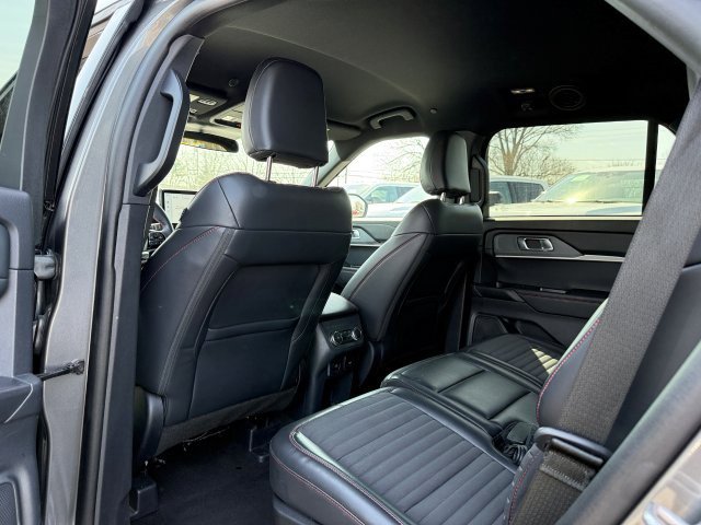 Used 2025 Ford Explorer ST-Line w/ ST-Line Street Pack AWD/4WD image 15