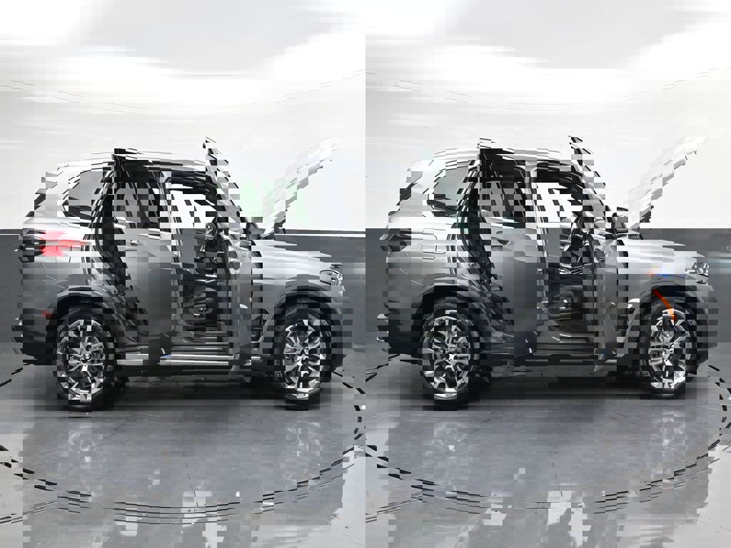 Used 2026 BMW X5 xDrive50e w/ Climate Comfort Package image 32