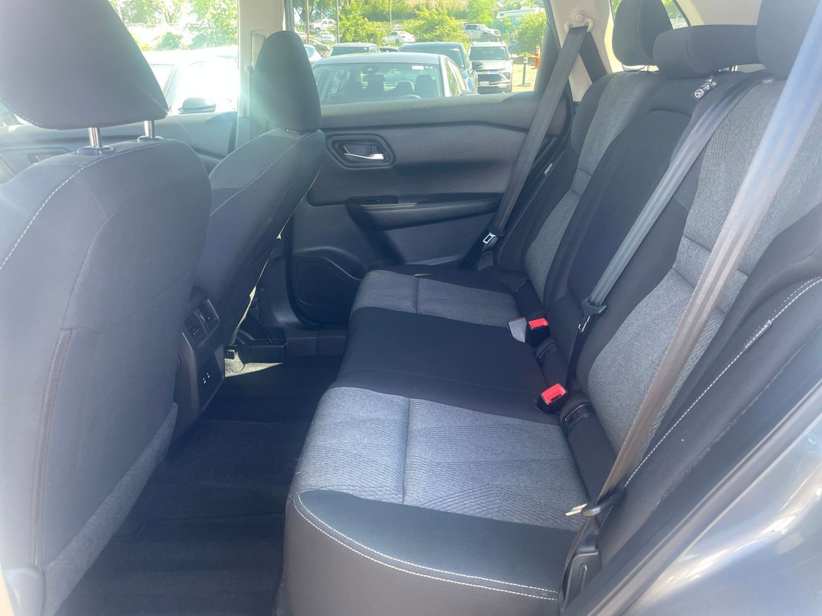 Used 2025 Nissan Rogue SV image 28