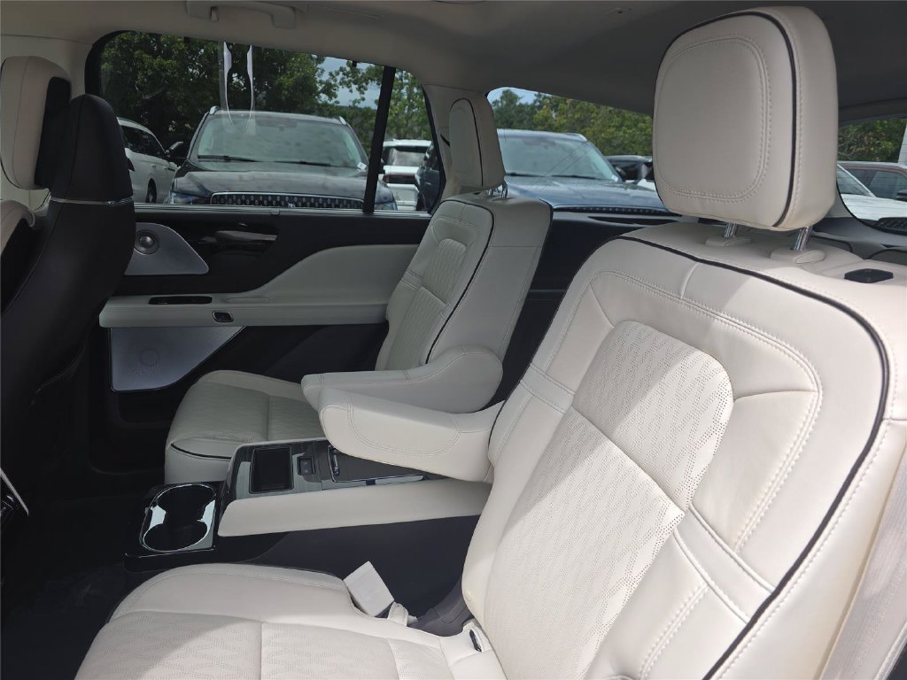 Certified 2023 Lincoln Aviator Black Label Grand Touring w/ Class IV Trailer Tow Package AWD/4WD image 15