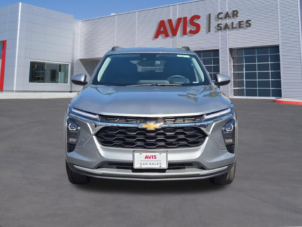 Used 2025 Chevrolet Trax LT FWD image 2