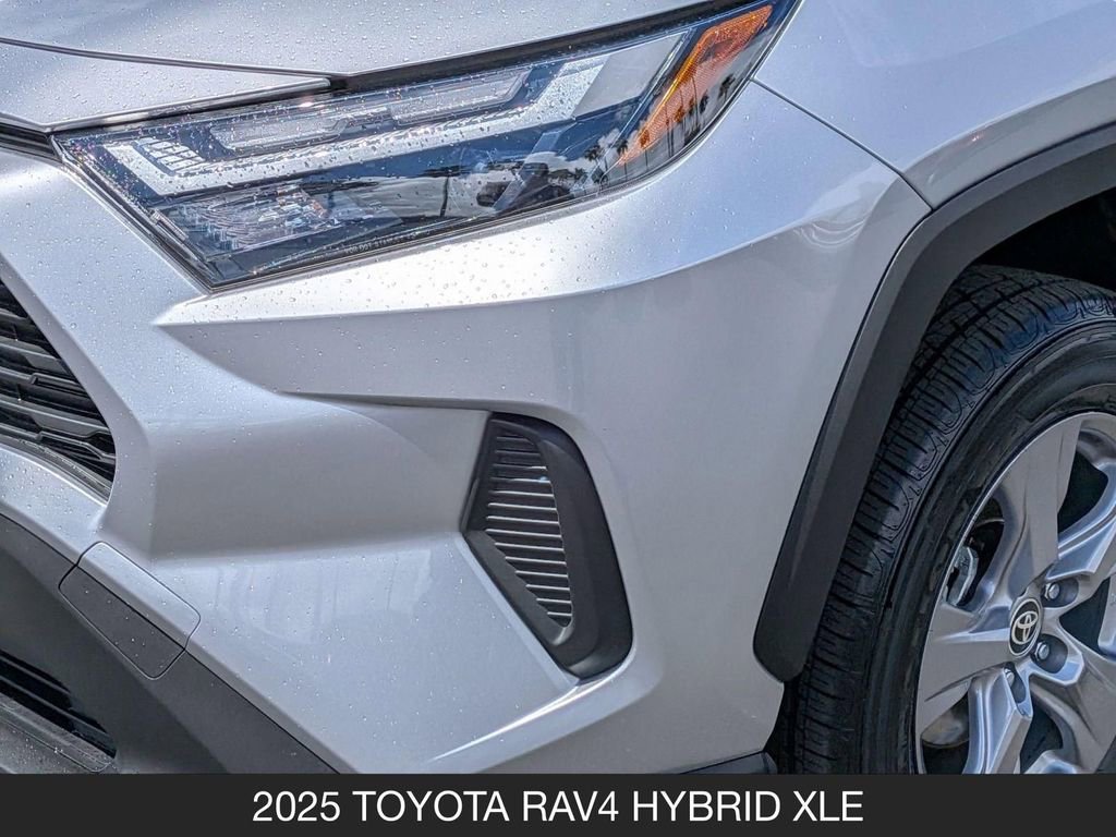 Used 2025 Toyota RAV4 XLE AWD/4WD image 10