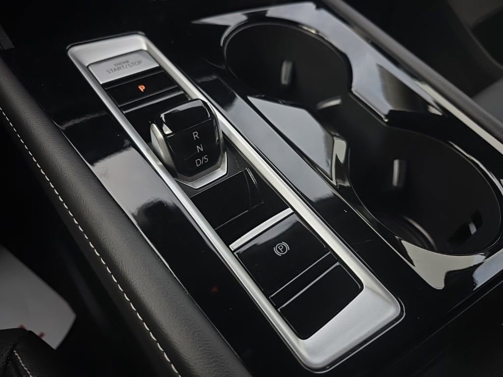 Used 2025 Volkswagen Atlas SE image 29