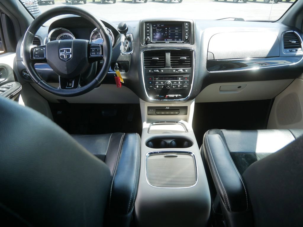 Used 2016 Dodge Grand Caravan SXT FWD image 14