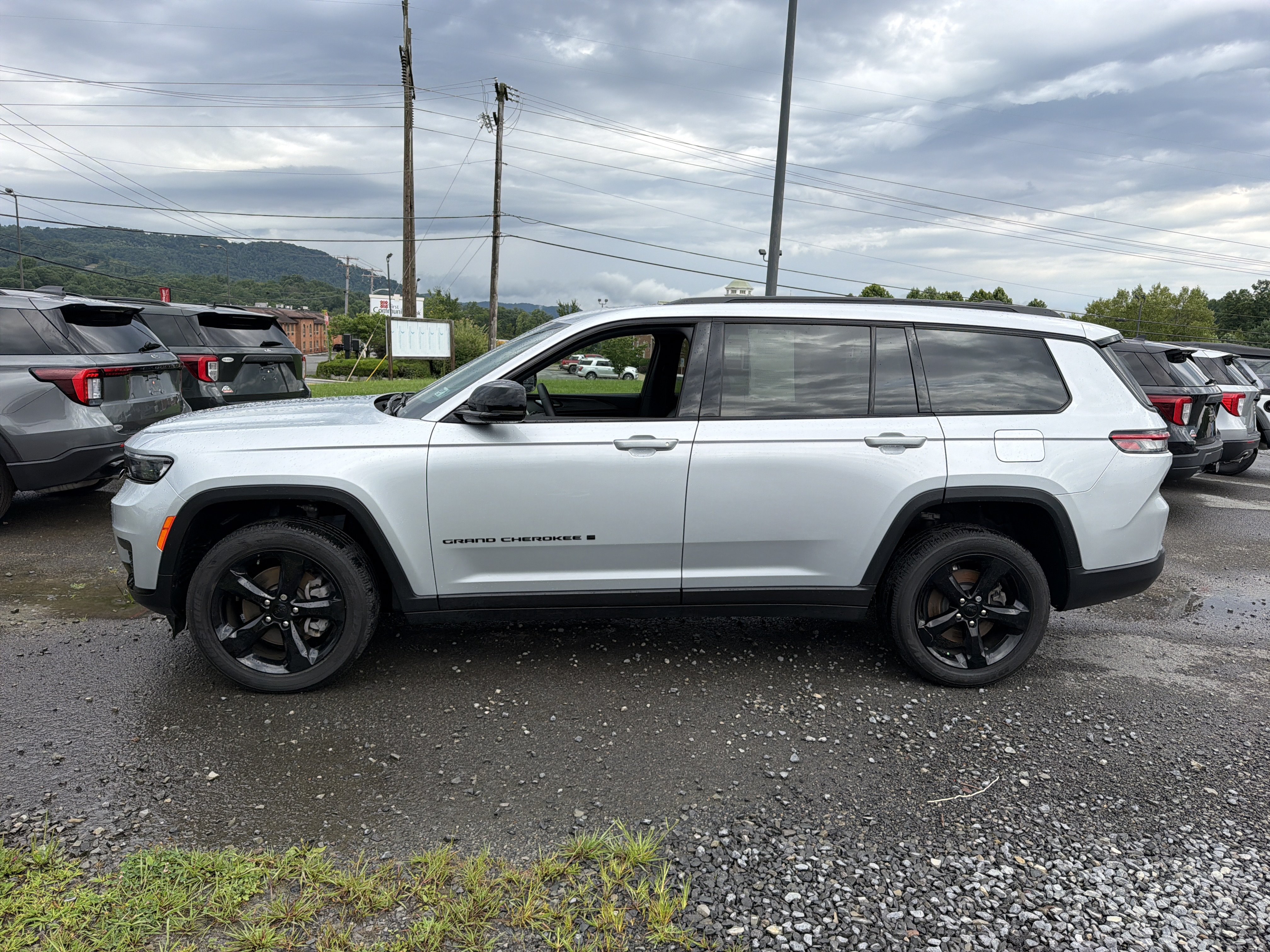 Used 2025 Jeep Grand Cherokee L Altitude AWD/4WD image 8