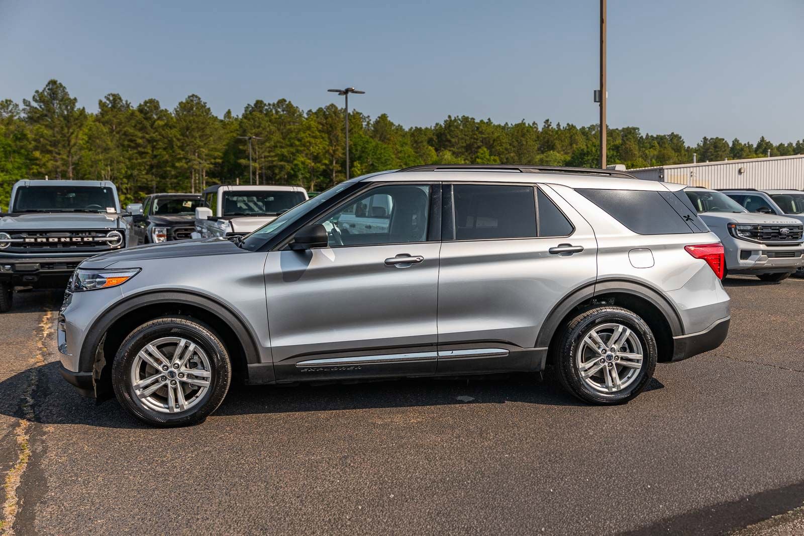 Used 2020 Ford Explorer XLT w/ Equipment Group 202A RWD image 4