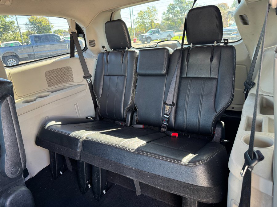 Used 2014 Chrysler Town & Country Touring FWD image 17