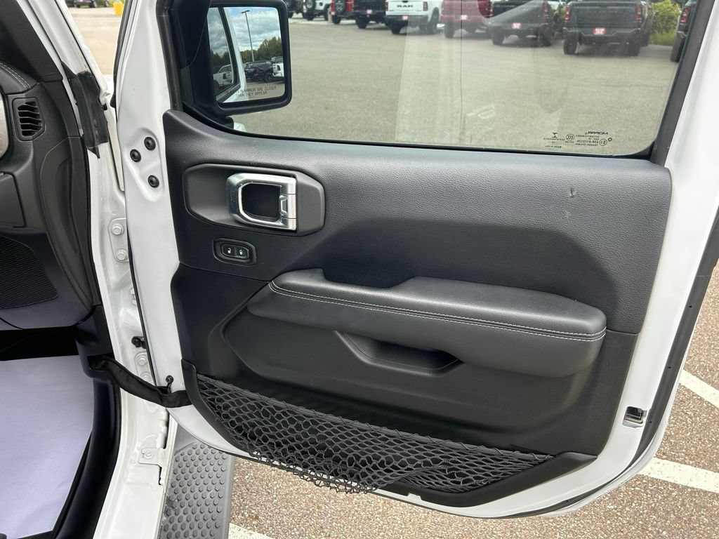 Used 2019 Jeep Wrangler Unlimited Sahara AWD/4WD image 13