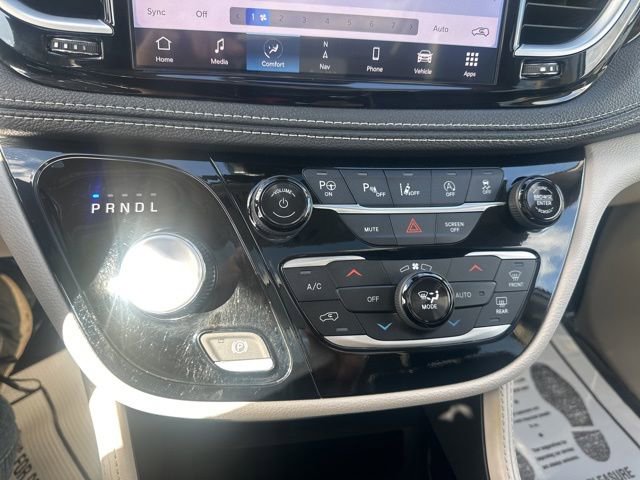 Used 2024 Chrysler Pacifica Limited image 22