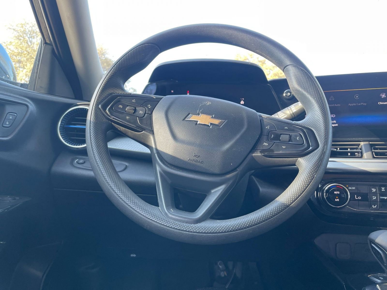 Used 2025 Chevrolet Trax LT FWD image 29