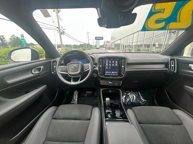 Certified 2025 Volvo XC40 B5 Plus AWD/4WD image 17