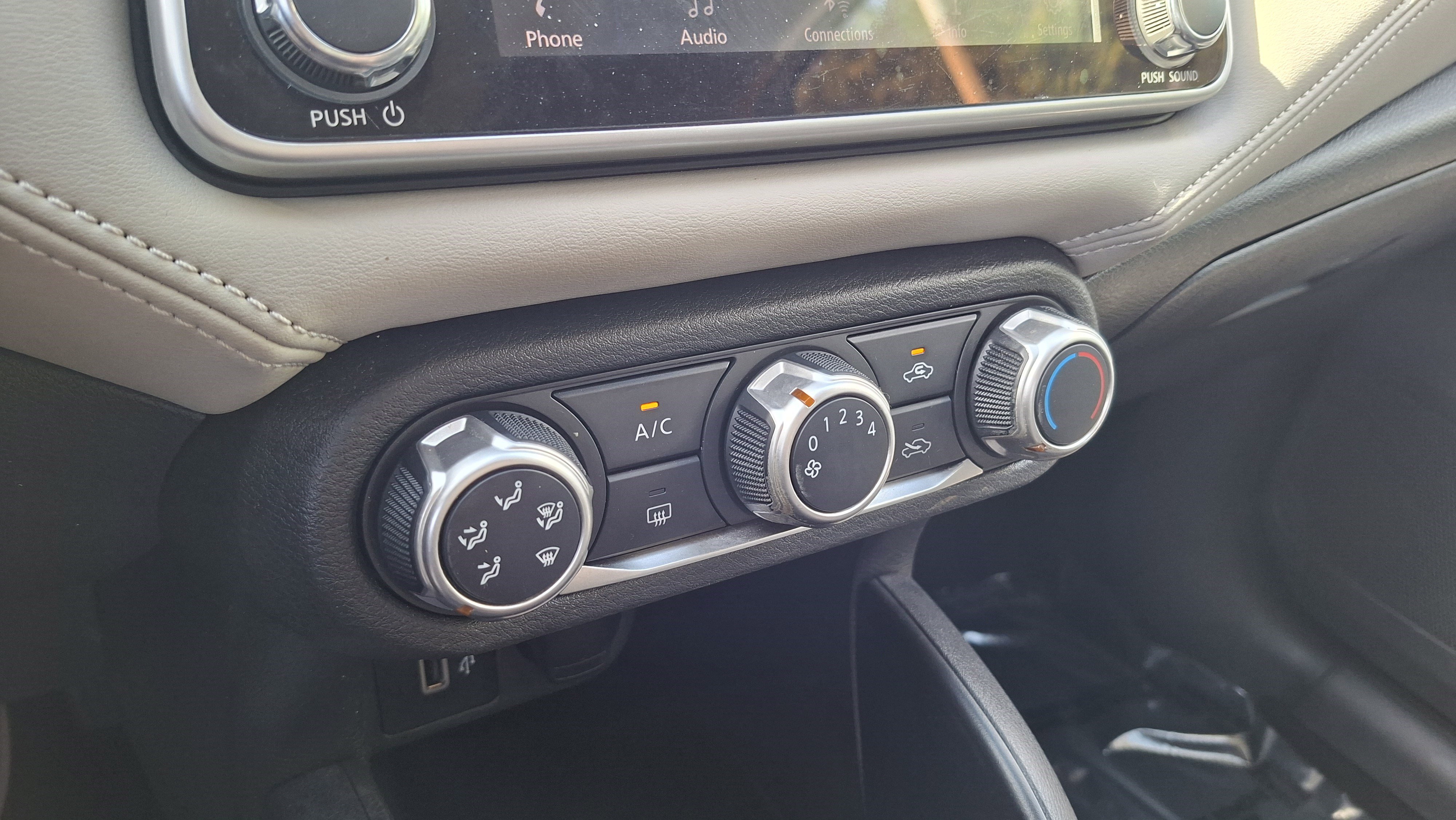 Used 2020 Nissan Versa SV FWD image 14