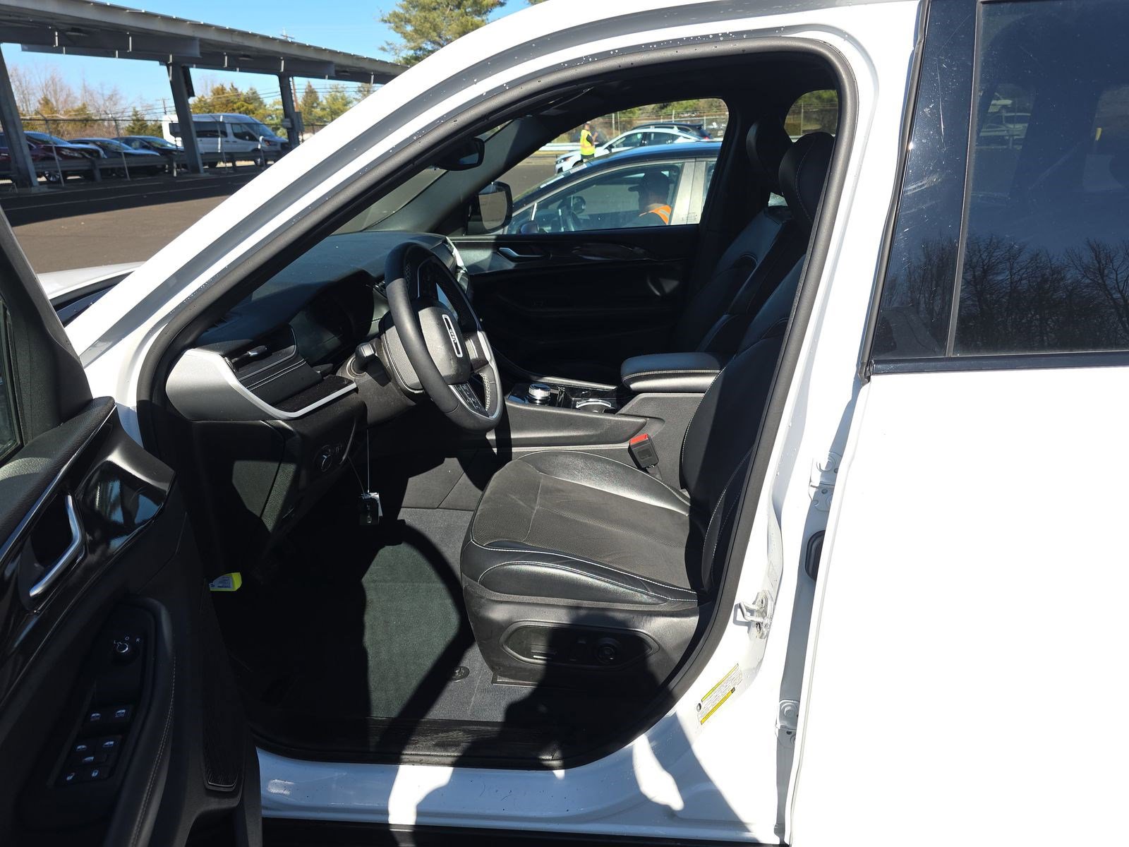 Used 2023 Jeep Grand Cherokee Altitude image 8