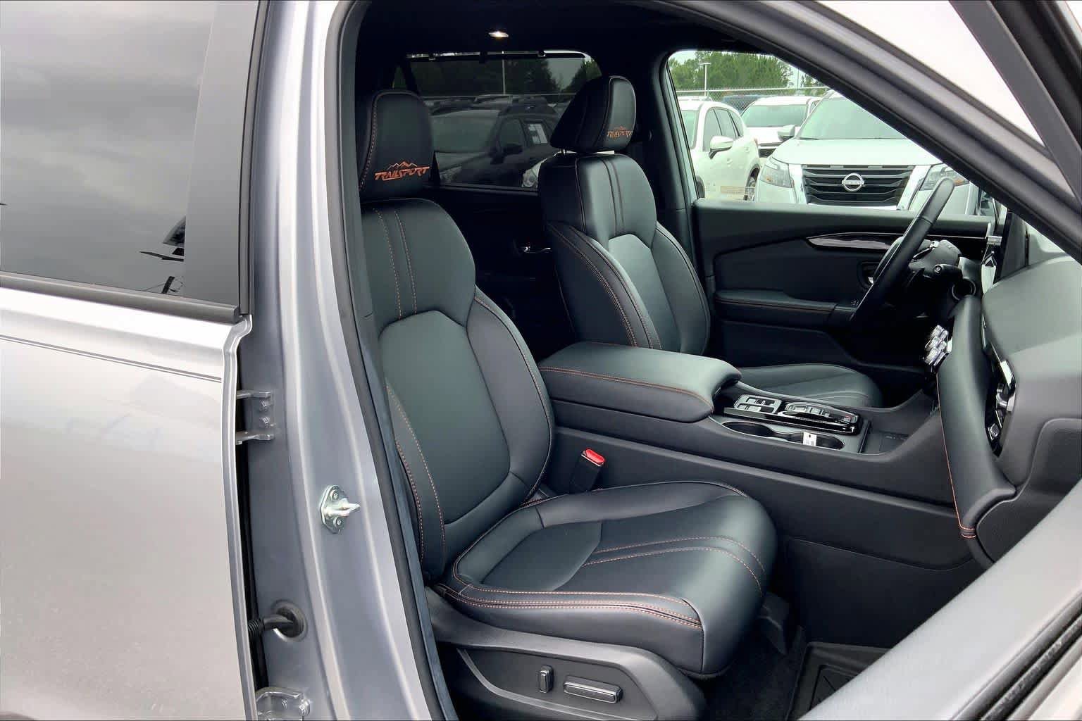 Used 2025 Honda Pilot TrailSport image 9