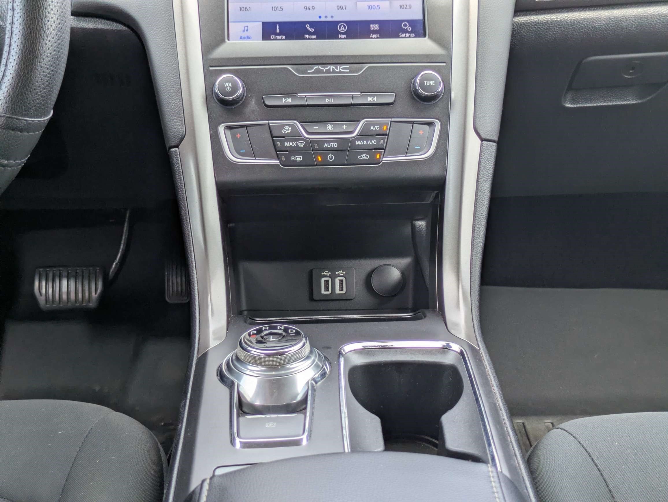 Used 2020 Ford Fusion SE FWD image 25