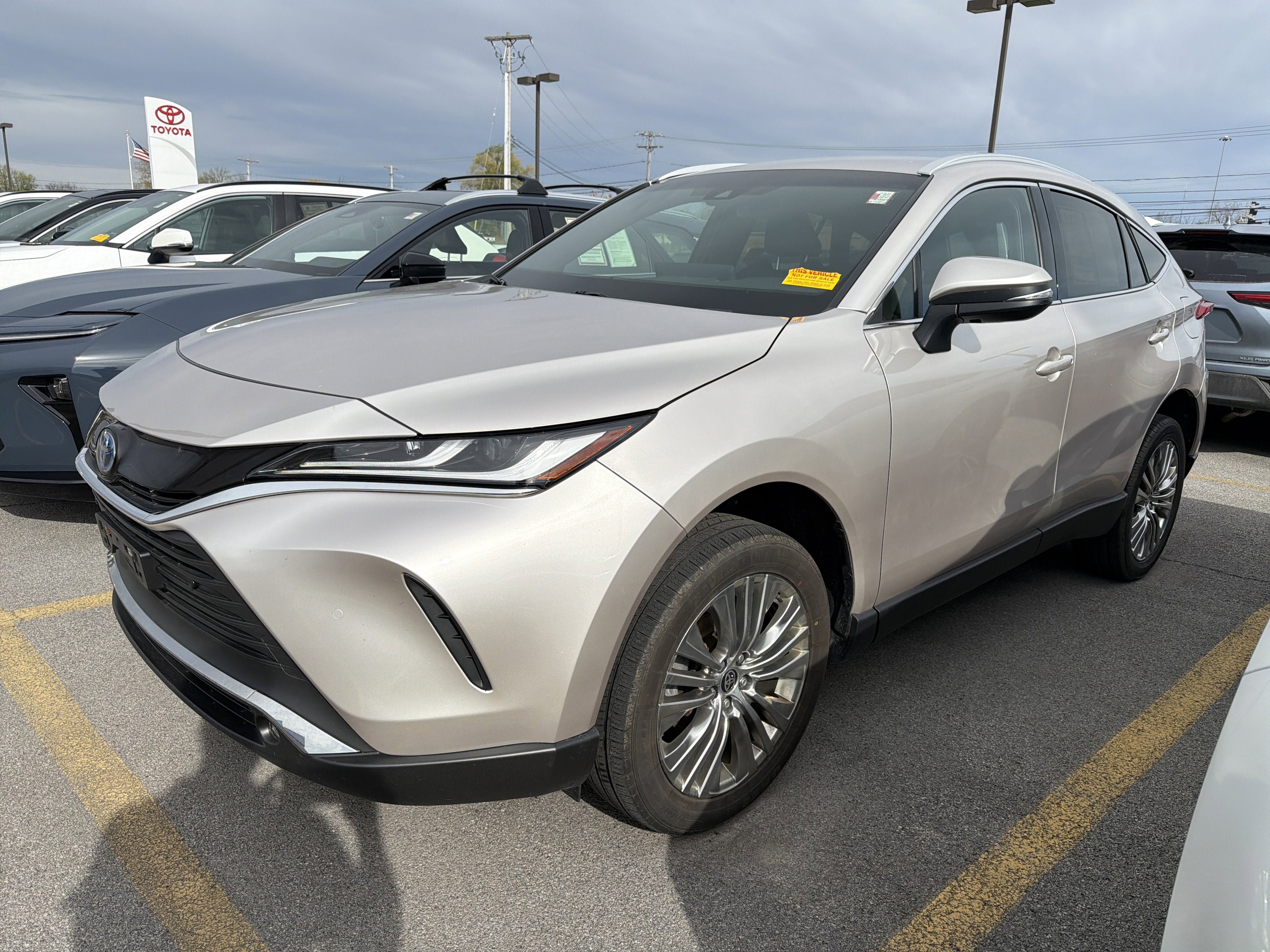 Used 2023 Toyota Venza XLE AWD/4WD image 4