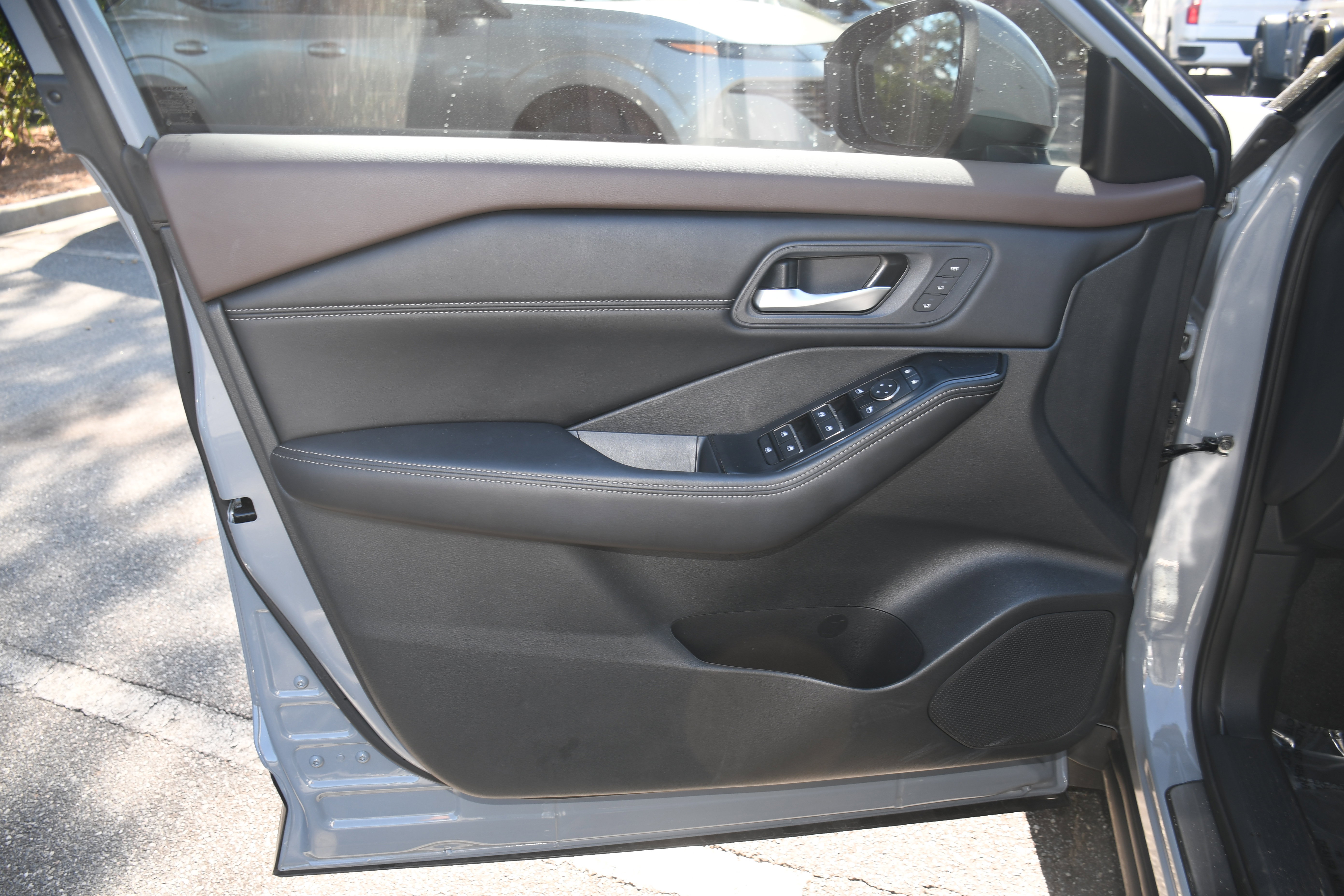 Used 2023 Nissan Rogue SL w/ SL Premium Package image 10