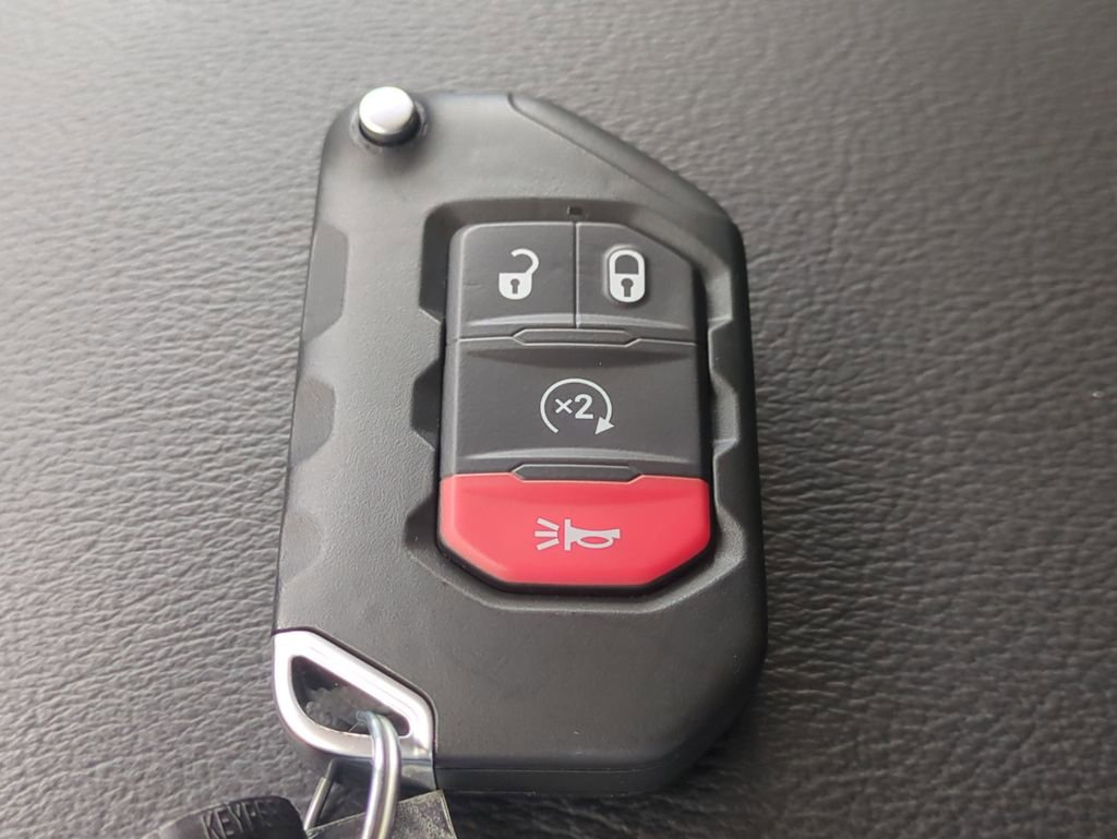 Used 2025 Jeep Wrangler Unlimited Sahara w/ Safety Group AWD/4WD image 31