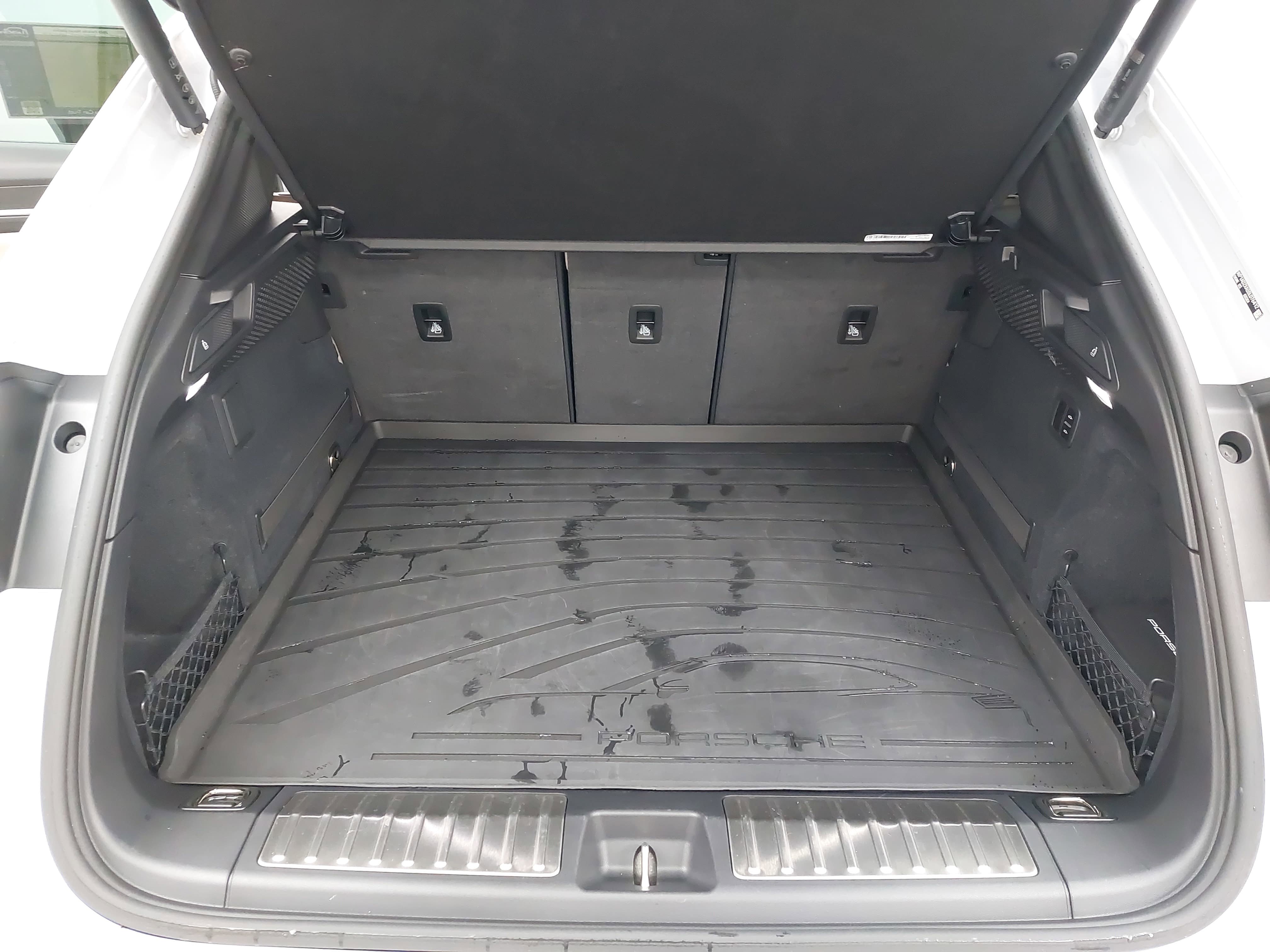 Certified 2025 Porsche Macan Electric RWD image 14