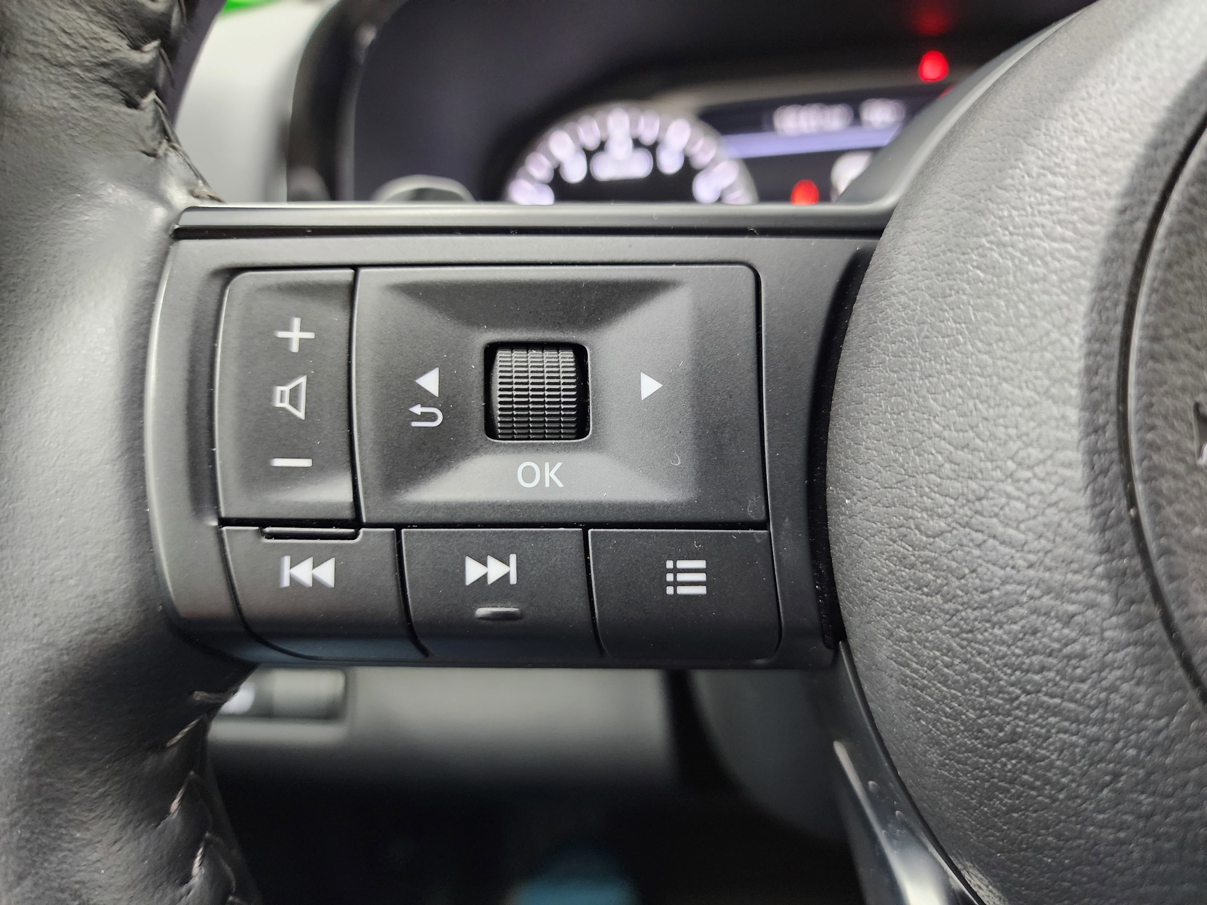 Used 2025 Nissan Pathfinder SV image 18