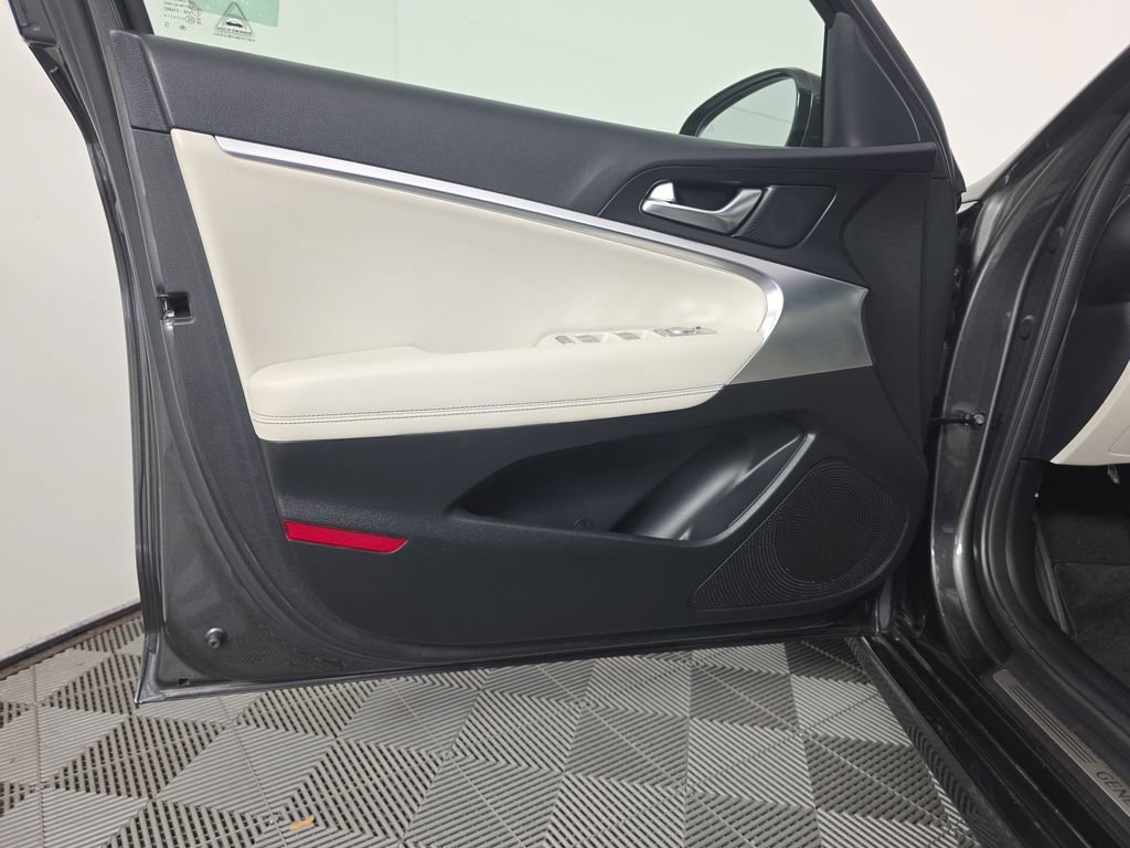 Used 2025 Genesis G70 2.5T image 17