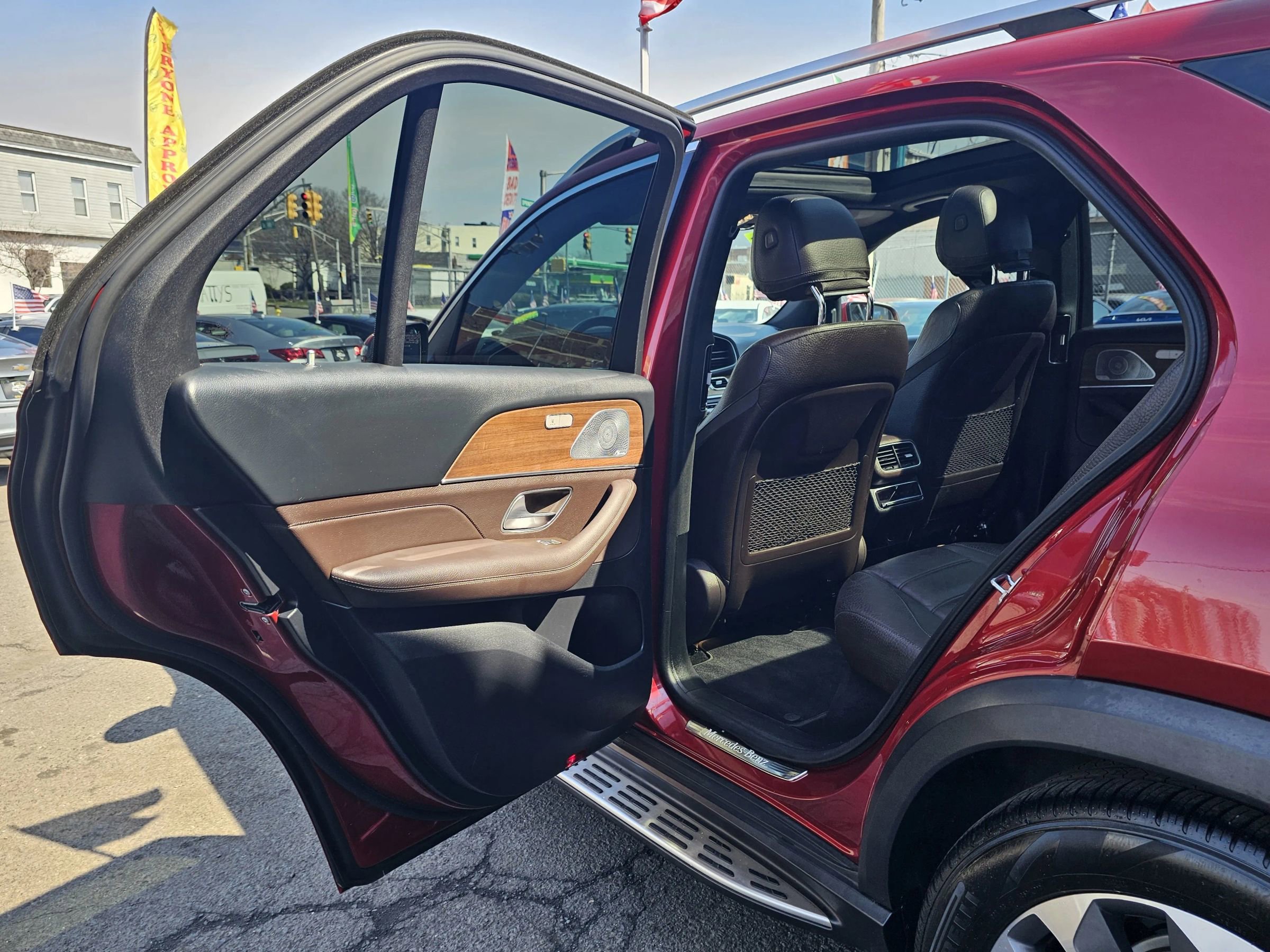 Used 2021 Mercedes-Benz GLE 350 4MATIC w/ Premium Package image 10