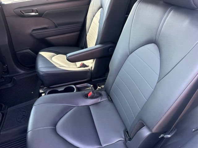 Used 2025 Toyota Highlander XLE FWD image 23