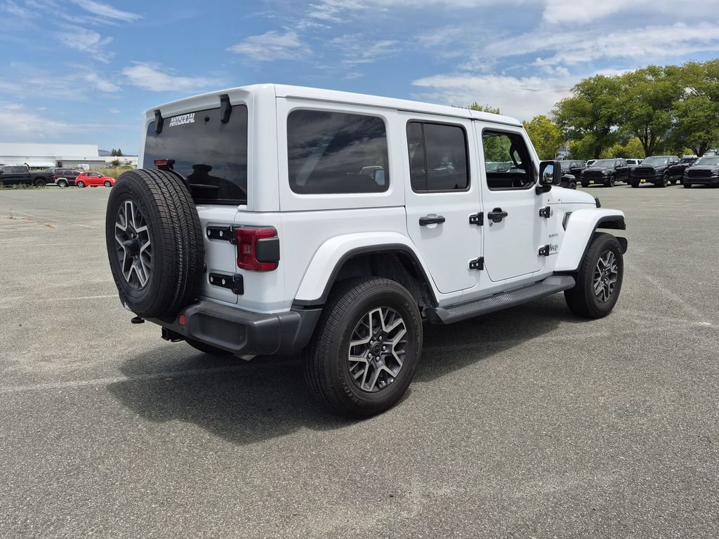 Used 2024 Jeep Wrangler Unlimited Sahara w/ Technology Group AWD/4WD image 3