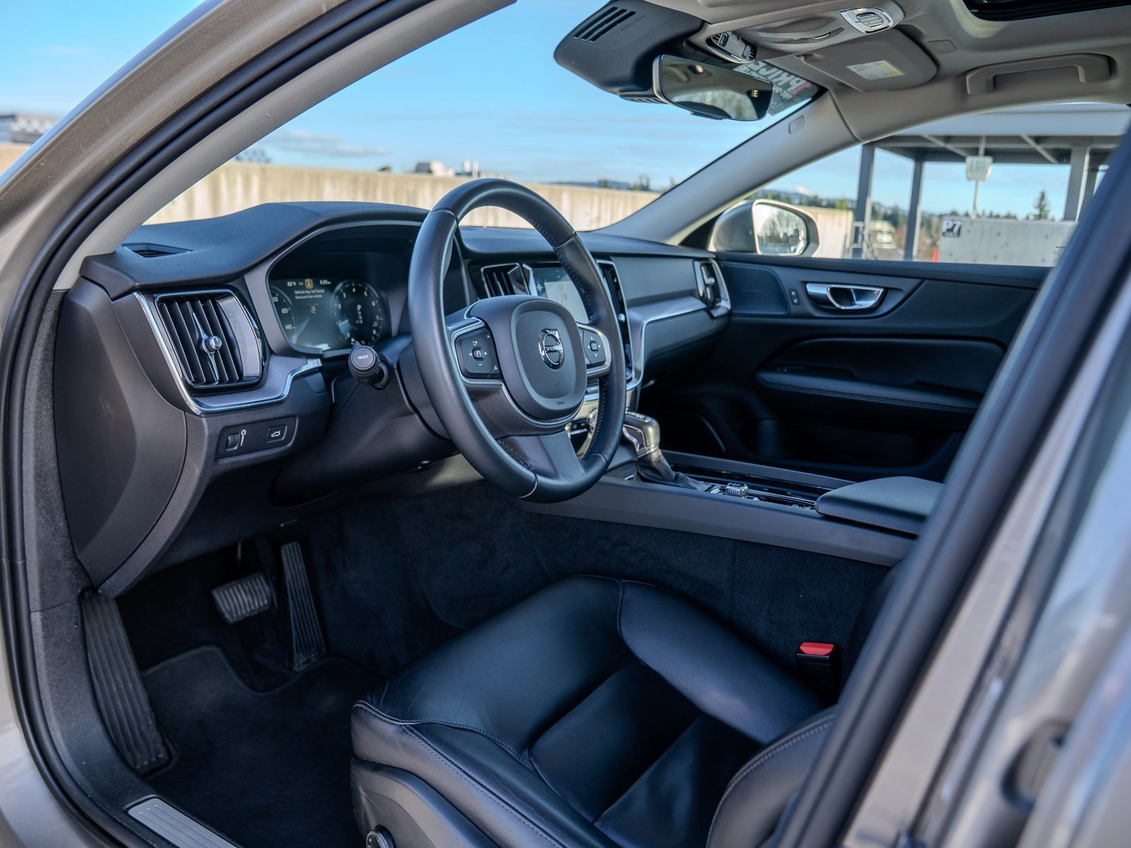 Used 2019 Volvo S60 T6 Momentum w/ Multimedia Package image 16