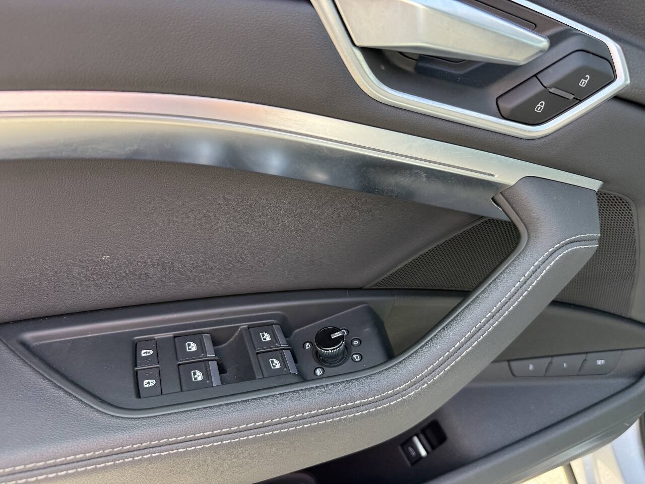 Used 2021 Audi e-tron Premium w/ Convenience Plus Package AWD/4WD image 24