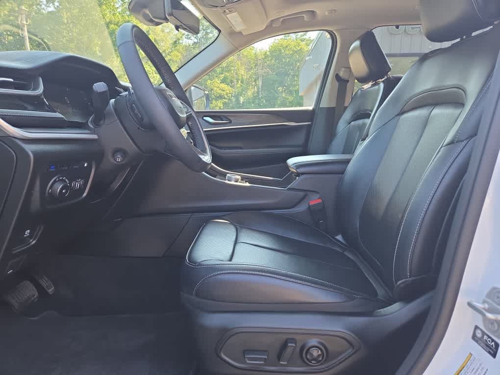 Used 2023 Jeep Grand Cherokee 30th Anniversary AWD/4WD image 17