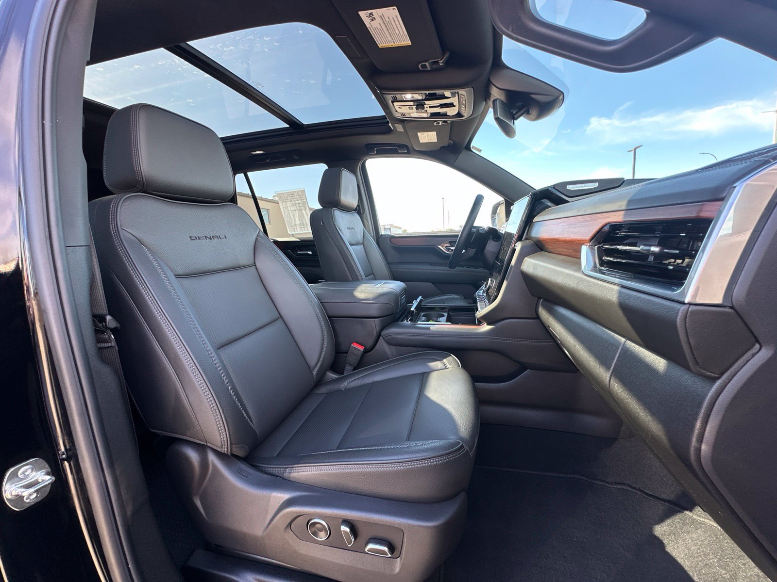 Used 2026 GMC Yukon Denali w/ Sun & Power Step Package AWD/4WD image 38