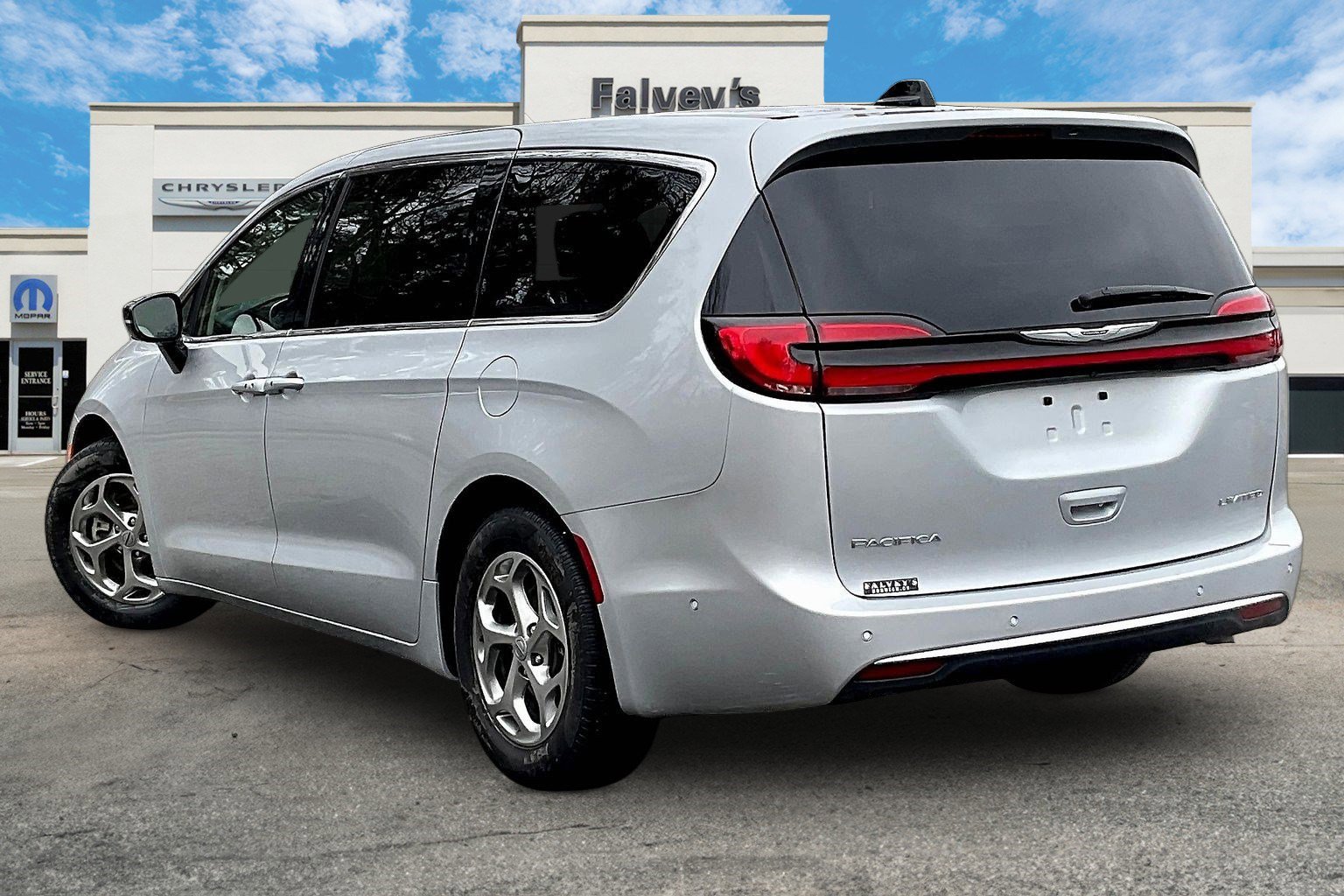 Used 2024 Chrysler Pacifica Limited image 12