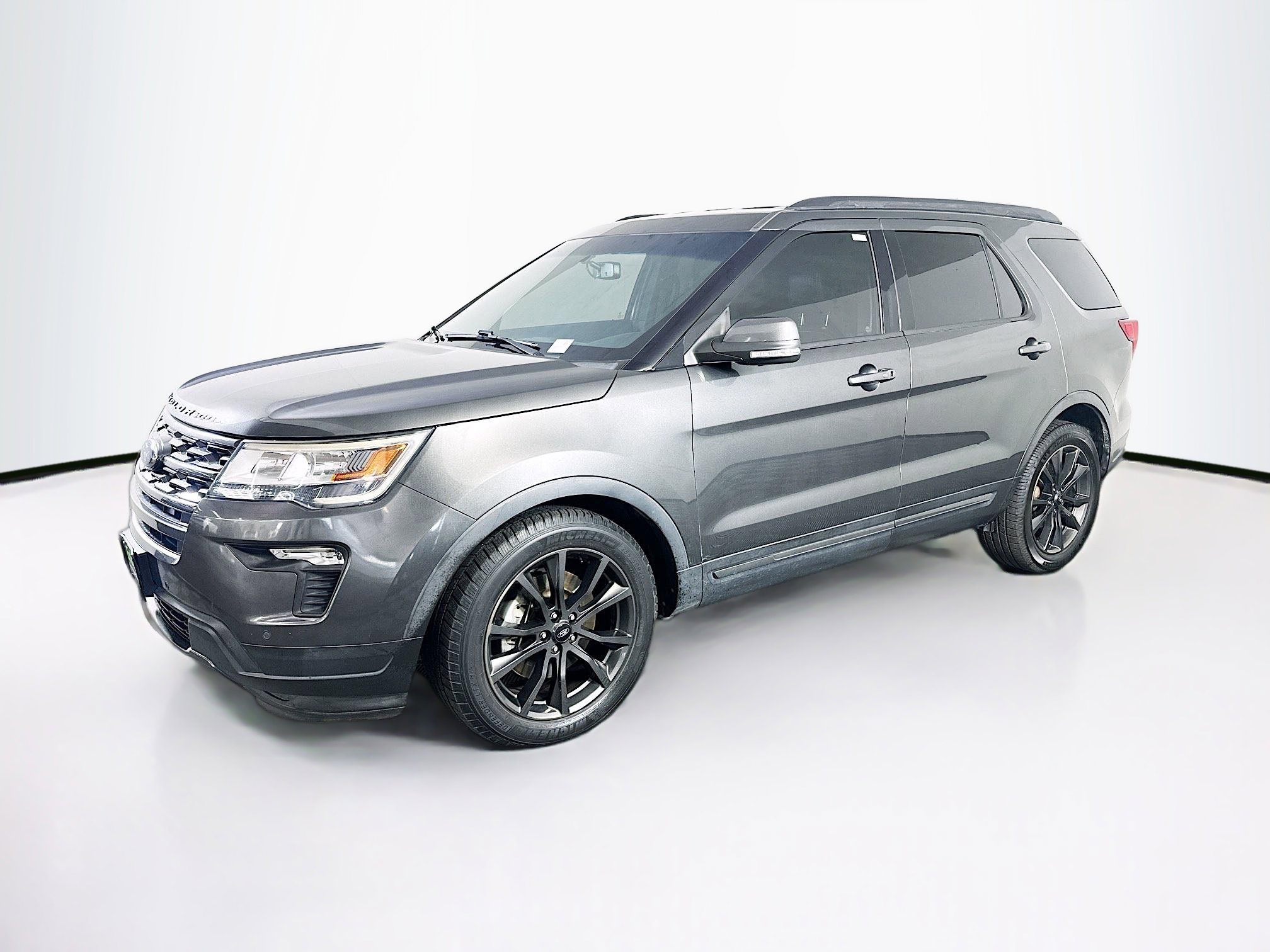 Used 2018 Ford Explorer XLT w/ Equipment Group 202A FWD image 3