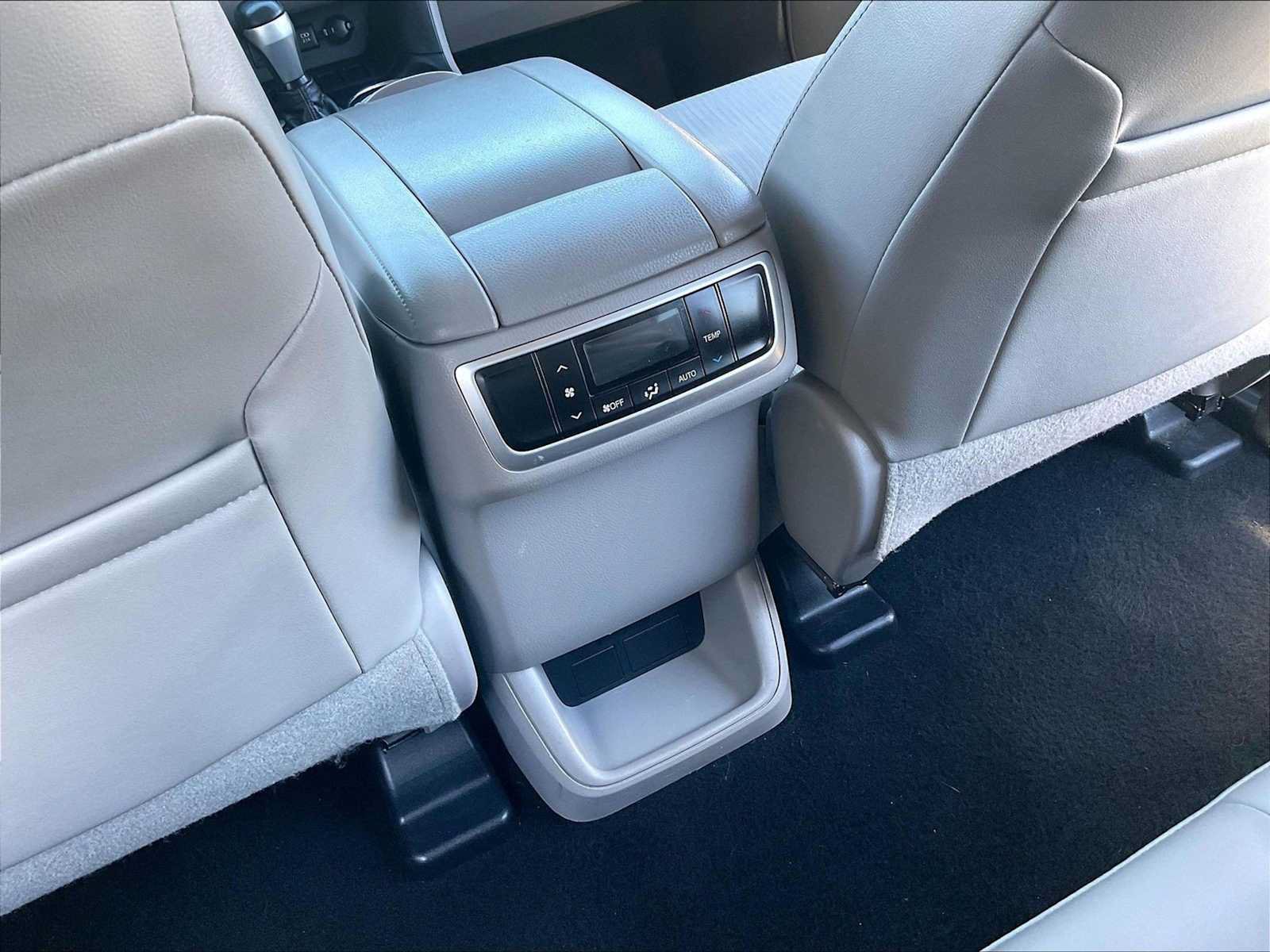 Used 2018 Toyota Highlander Plus w/ Carpet Mat Package (TMS) FWD image 36