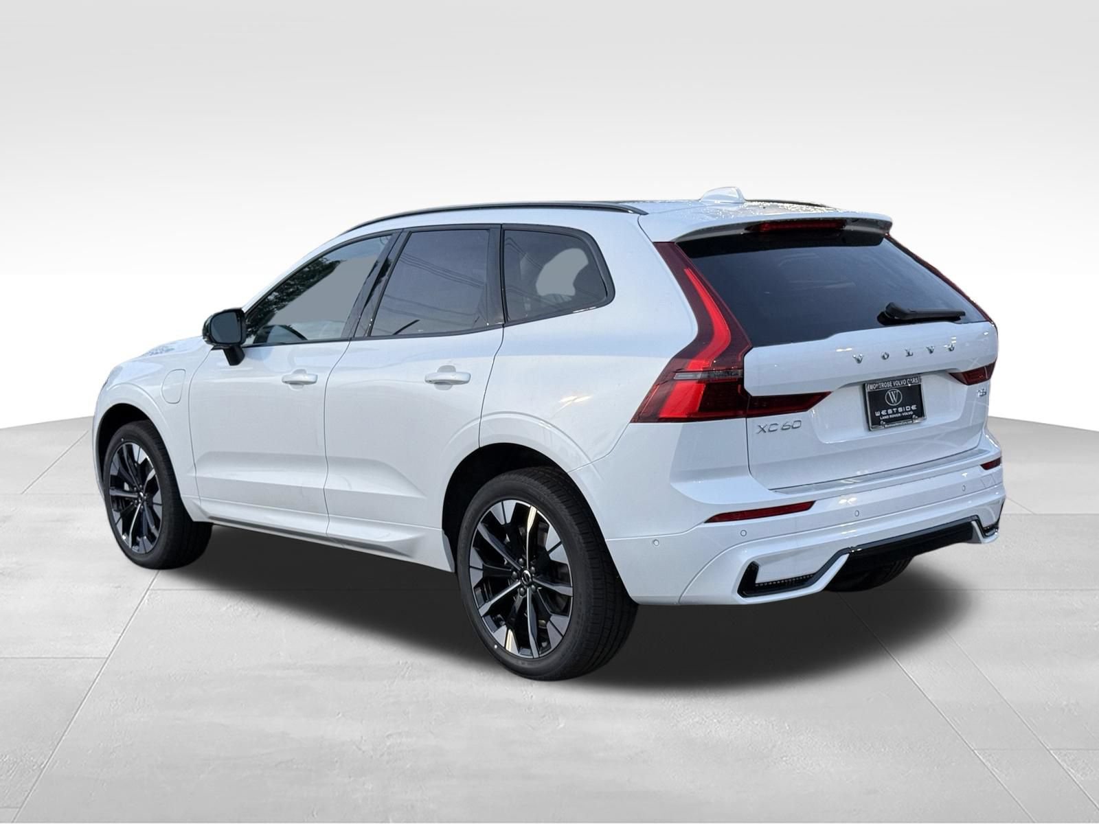 New 2026 Volvo XC60 T8 Plus w/ Climate Package PRO AWD/4WD image 3