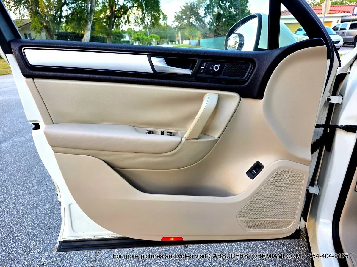 Used 2011 Volkswagen Touareg Sport image 37