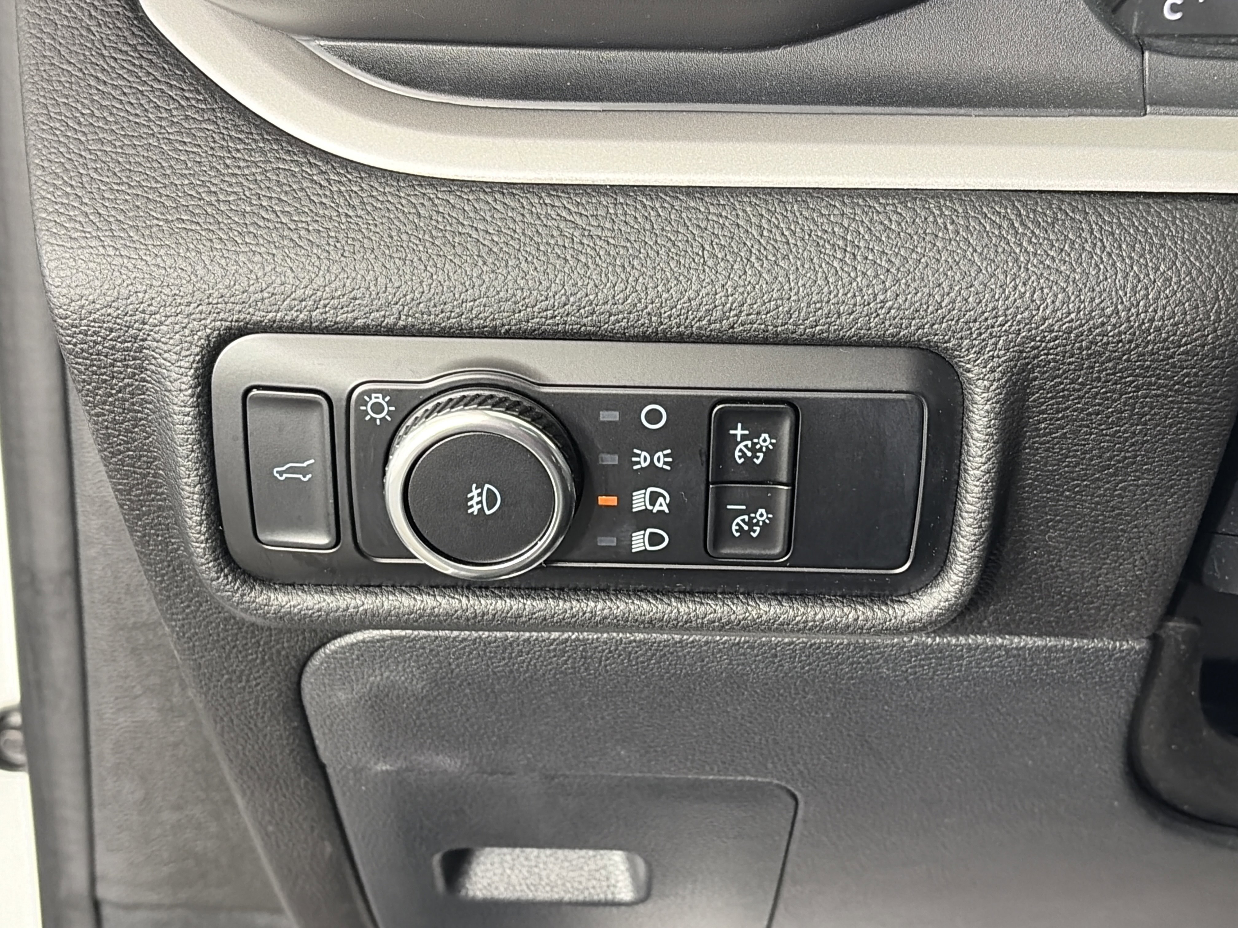 Used 2023 Ford Explorer XLT w/ Equipment Group 202A AWD/4WD image 30