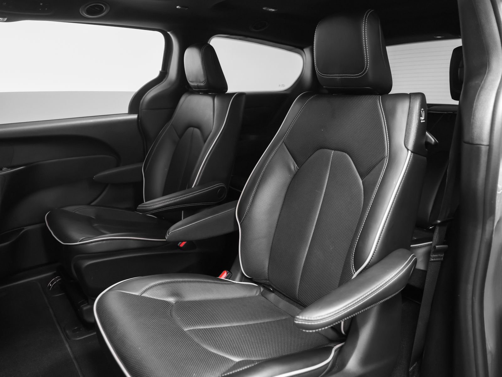 Used 2023 Chrysler Pacifica Limited w/ S Appearance Package FWD image 38