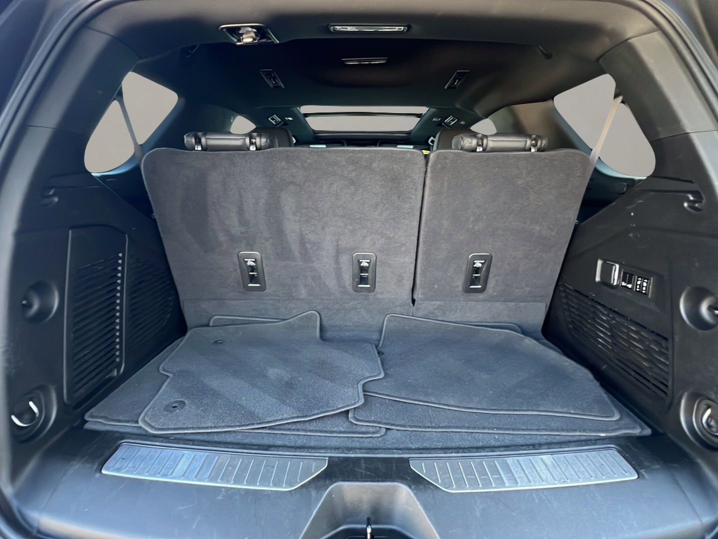 Used 2023 Chevrolet Tahoe Z71 w/ Luxury Package image 28