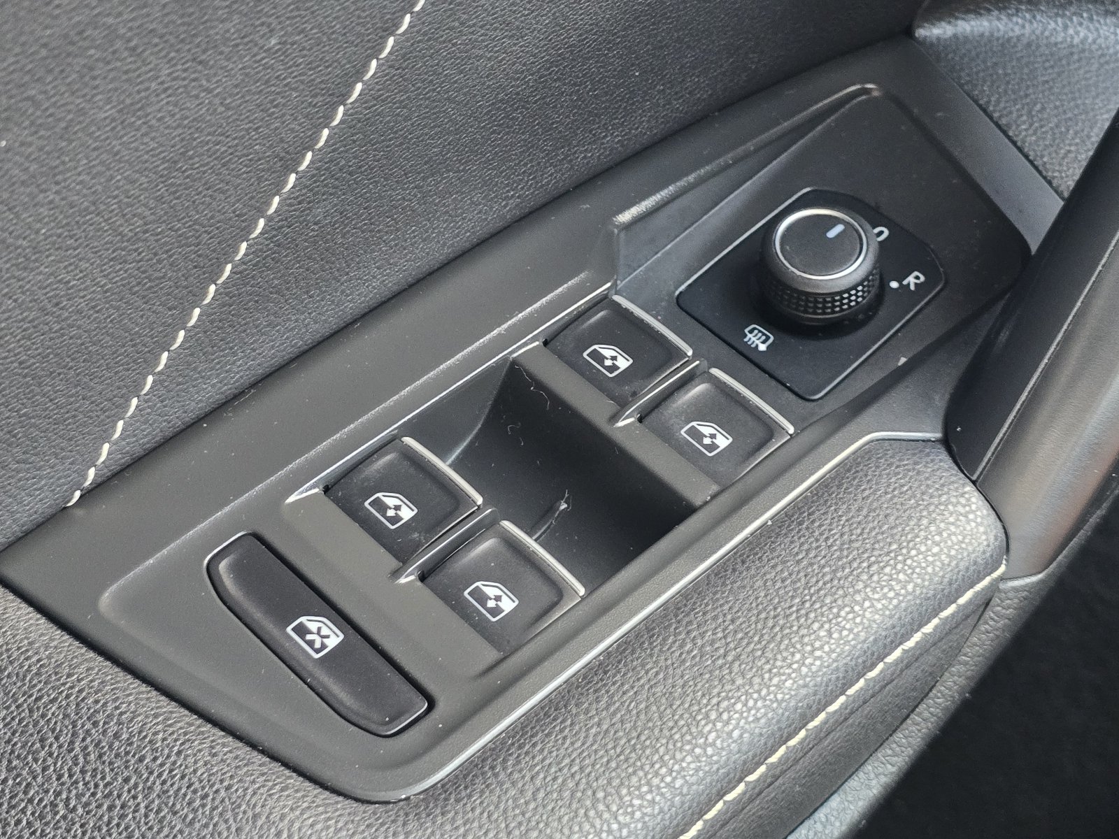 Used 2023 Volkswagen Tiguan SE R-Line FWD image 23