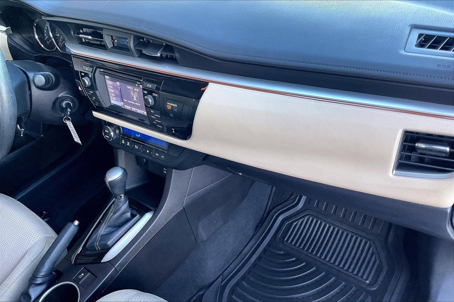 Used 2014 Toyota Corolla LE image 19