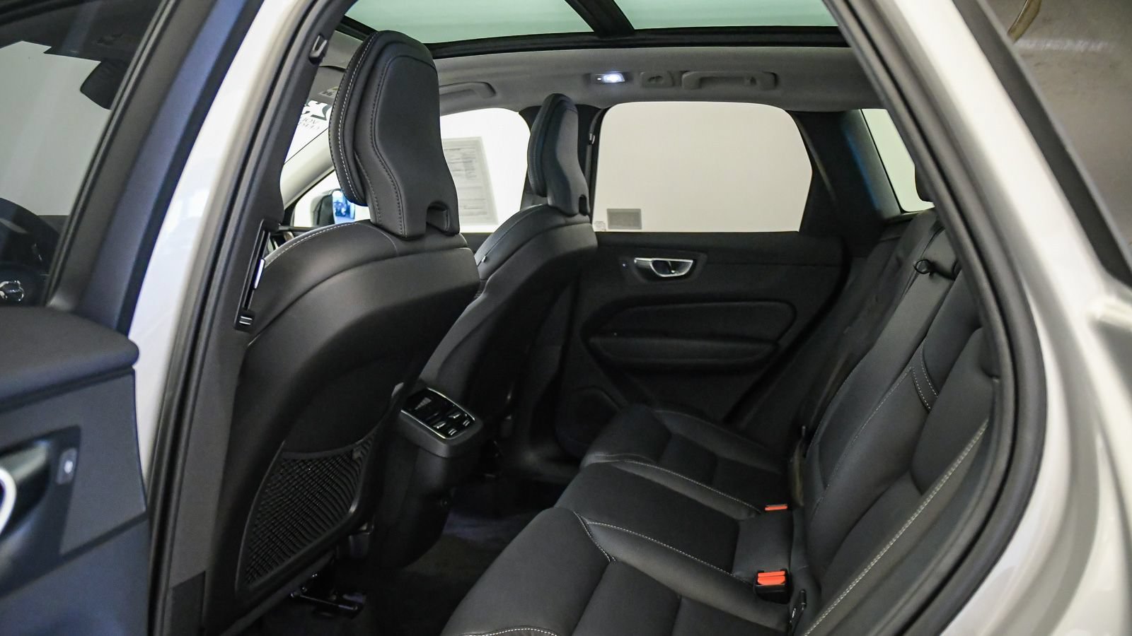 Certified 2023 Volvo XC60 B5 Ultimate w/ Climate Package FWD image 19