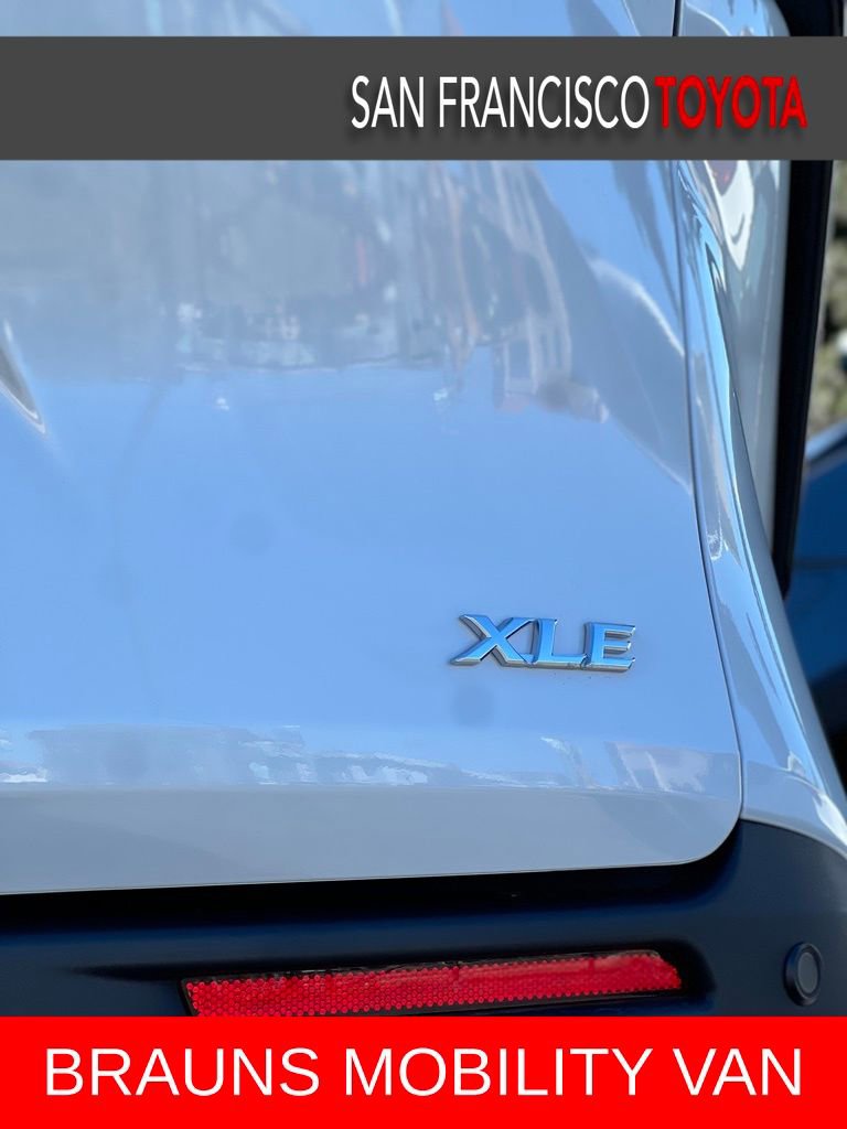 Used 2026 Toyota Sienna XLE FWD image 11